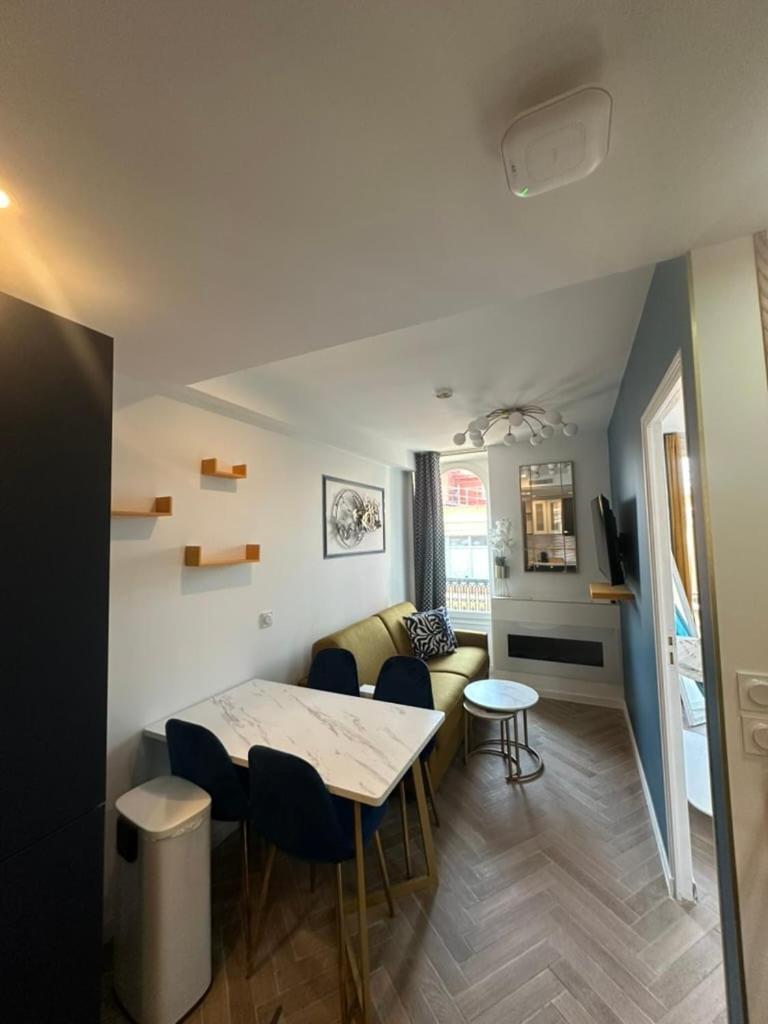 Moon Apartment *